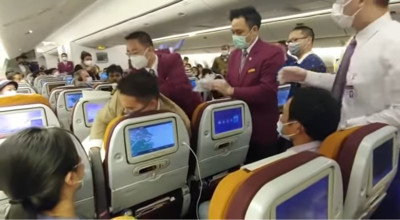 機上等候檢疫7小時！女子崩潰「對空姐狂咳」…泰國航空回應了