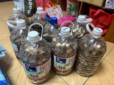 只丟1塊錢！他海存8桶重破400kg　粗估金額曝光...網傻眼：行員會哭