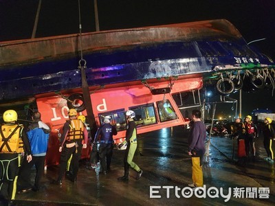 疑加速超船釀災！領港船遭貨輪猛撞右側　船長、船員落海亡…家屬見遺體淚崩