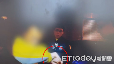 黃衣男新竹大街遇盤查竟拔刀攻擊！警噴辣椒水沒用...連開2槍打中大腿骨