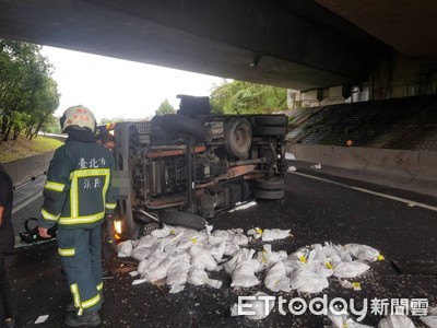 快訊／保全運鈔車「國道3號」翻覆！擋風玻璃整塊噴出　銀亮硬幣撒滿國道