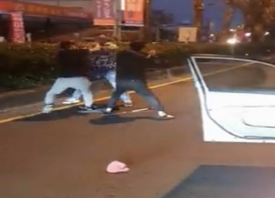 彰化大馬路清晨3男幹架　「衝x小」揮球棒鐵棍齊飛狂打