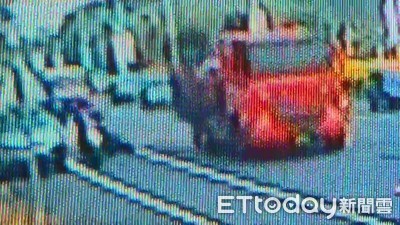 撞擊瞬間曝光！18歲女騎士擦撞大貨車…「頭顱破裂」當場慘死
