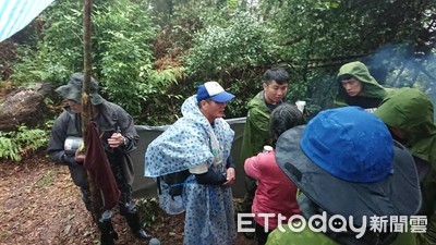 夫妻駕車同登霧台麻留賀山迷路　23人搜救！近20小時尋獲