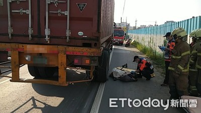 台南騎士捲進大貨車右後輪！　無生命跡象搶救中