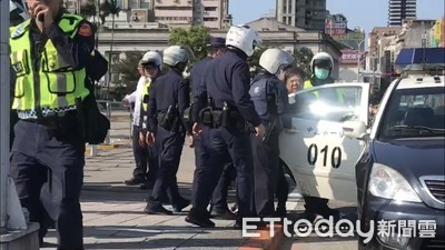 快訊／總統府前「狂揮鐮刀」！2男激動抗議某電信　遭憲兵壓制