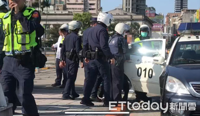 被斷網不能玩手遊！男偕妻赴總統府陳情　突亮刀自殘...憲兵驚險救人