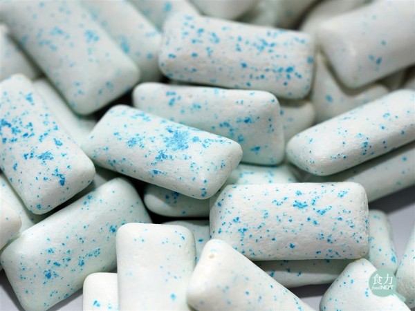 ▲口香糖常用的白色色素「二氧化鈦」2020年起被法國禁用了！歐盟有望跟進？（圖／食力 foodnext）