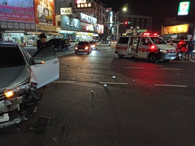 嘉義市2車相撞　2騎士待轉區等紅燈慘遭波及送醫