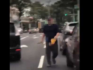狂男路上持刀猛揮強開車門！網驚：隨機殺人　警壓制上銬疑通緝犯企圖奪車