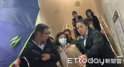 大同董座林郭文艷罪嫌重大500萬交保　隨扈撐傘悍遮醜爆衝突