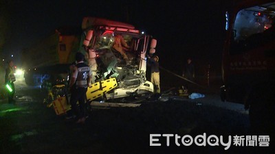 林園工業區暗夜車禍...聯結車向前追撞「車頭嚴重變形」　駕駛一度受困