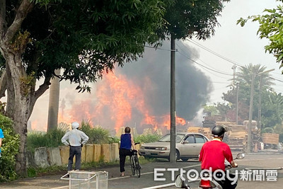 雲林幼兒園旁空地大量棧板突起火　　黑煙直竄雲霄學童緊急疏散