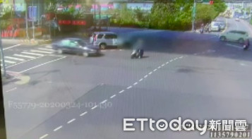 驚悚影像曝！轎車高速闖紅燈　快遞員未兩段式左轉遭撞飛亡