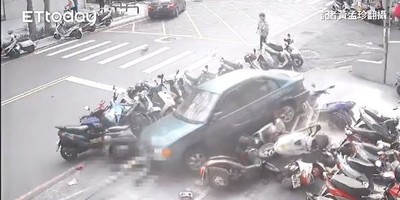 驚悚撞擊畫面曝光！新竹翁駕車「Z字型倒退」女騎士遭輾進車底慘死