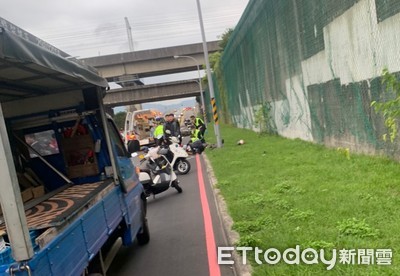 快訊／新莊21號越堤道機車撞電線桿　男當場死亡...女腦血腫搶救中