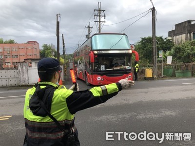 終於回家了！第二批武漢包機返台「361人解除隔離」　陸配讚：阿中部長鋼鐵人