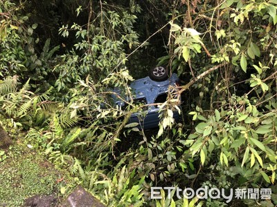 快訊／宜蘭清水地熱「會車不慎」…自小客滑墜5m深邊坡！　2女受困急求援