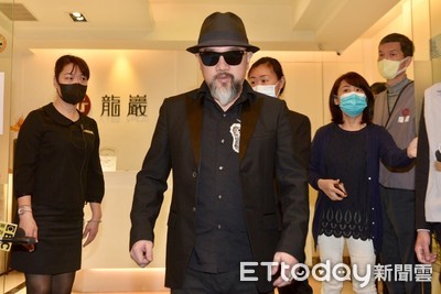 劉真頭七靈前陪伴 記者喊話「大哥加油!」辛龍沈默15秒開口致意