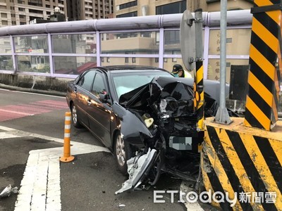 快訊／前國防副部長王文燮「車禍身亡」！新北環快撞護欄…車頭全爛氣囊爆開