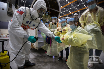 第三批類包機深夜抵台　33化學兵群攜19裝備出動消毒