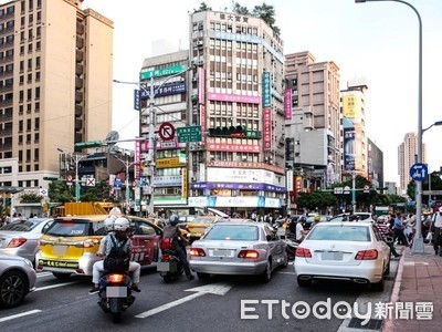 居家檢疫男揪朋友逛市區！全車「就他沒戴」　離譜原因讓警氣炸