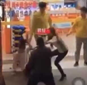 「你要叫警察？」恐怖大叔拿安全帽猛K女店員　網激憤肉搜！2女驗傷提告