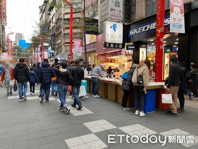 西門町攤販6年欠繳107萬罰金！　執行署強扣1800件衣服+14台推車