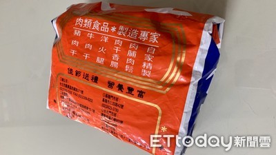 阿伯急著上公車忘記帶走「一包肉乾」　萬里清潔隊員打開一看…75萬現金！