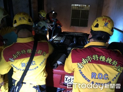 快訊／台南女子停車電梯「噴墜3層樓」　翻覆倒困B3緊急破壞