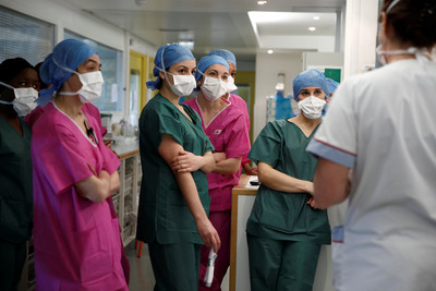 法國護士裸體抗議！　醫護們氣壞「政府讓我們赤裸面對病毒」