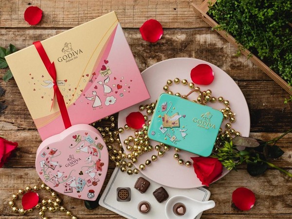 ▲GODIVA因應2月14日情人節，邀請法國設計師品牌Olympia Le-Tan推出2020年的情人節限量巧克力禮盒。（圖／GODIVA提供）