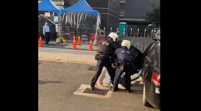 獨／男吸笑氣華西街鬧區狂飆！還嗆路人　2警拖下車喊「我好痛」