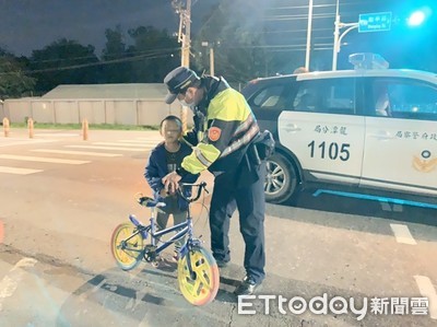 幼童深夜騎車迷路5公里　「肚子餓…好想回家」暖警尋獲助返家