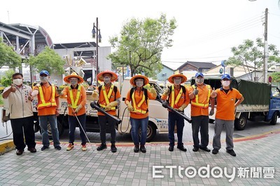 嘉市垃圾車下班進廠淋浴、沖澡勤消毒   　創意宣導口罩防疫