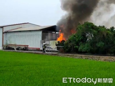 驚悚大火現場曝！台東回收場全面燃燒　竄天濃煙頻傳恐怖爆炸聲