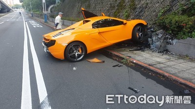 快訊／駕駛恍神！雙門超跑麥拉倫「中山北路失控」…車頭打橫撞山壁