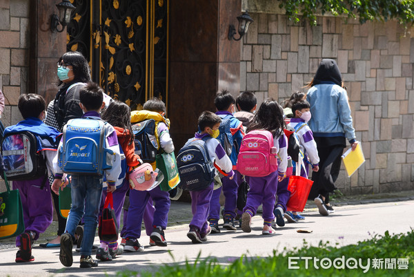▲▼小朋友,小孩,兒童,學童,孩童,學生,上學,放學,開學,小學生,同儕,路隊,教育,校園安全,口罩,防疫,停課。（圖／記者李毓康攝）