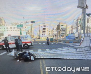 台南安平起怪風吹落工地鐵皮　2女騎車慘被砸中倒地濺血送醫