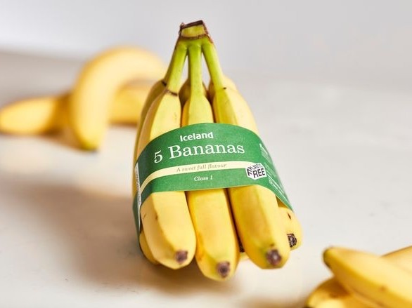▲「冰島食品」超市的香蕉已捨棄塑膠包裝，改用紙圈固定。（圖／BusinessLive）