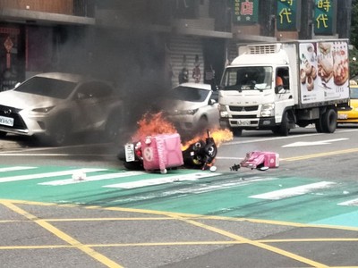 桃園熊貓外送員摔車起火…「痛到爬不起」　客運司機衝下車勇撲火球！