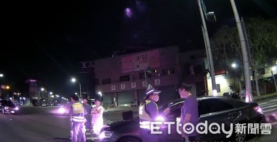 嘉義市兩車深夜對撞！　一車180度旋轉撞分隔島　另一車頭全毀