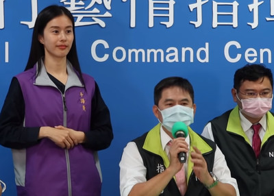 指揮中心驚見「女神手譯員」！激似曾愷玹...背景大起底：顏值超高還是學霸
