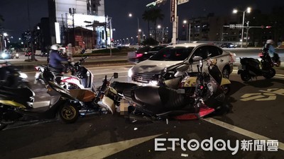 快訊／海巡署桃園艦大副酒駕！逆向撞一排等紅燈機車　6騎士「保齡球式」全倒