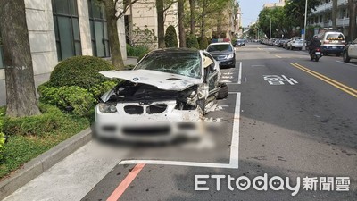 19歲男借BMW雙門M3跑車　手機落地想撿回…撞毀2車1機車「至少要賠數百萬」