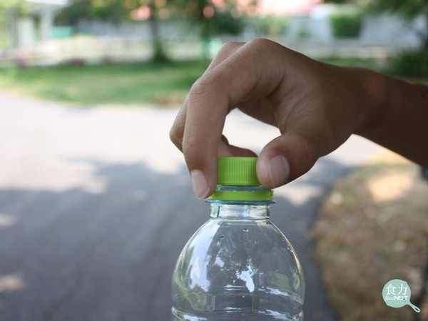 ▲即使是轉開塑膠瓶蓋，也會產生微量的塑膠微粒。（圖／食力 foodnext提供）