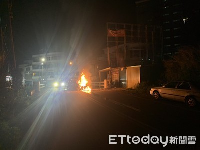 凌晨「自撞橋頭」！愛車起火燒成廢鐵　苗栗22歲男受傷送醫