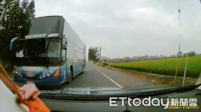 雲林遊覽車越線超車…小客車駕駛嚇出冷汗　機車煞到犁田！網友怒罵　