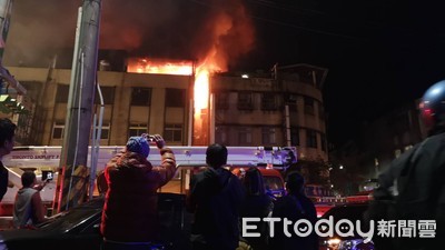 快訊／木柵深夜大火！濃煙沖天「火勢延燒」…居民嚇壞