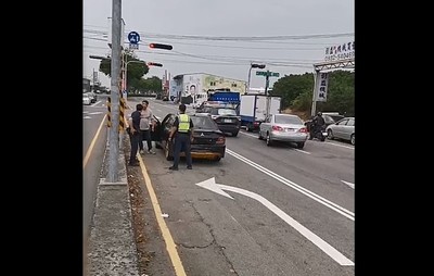 改裝車車牌遭註銷還上街趴趴走　勇警掏槍喝令駕駛「下車」開罰